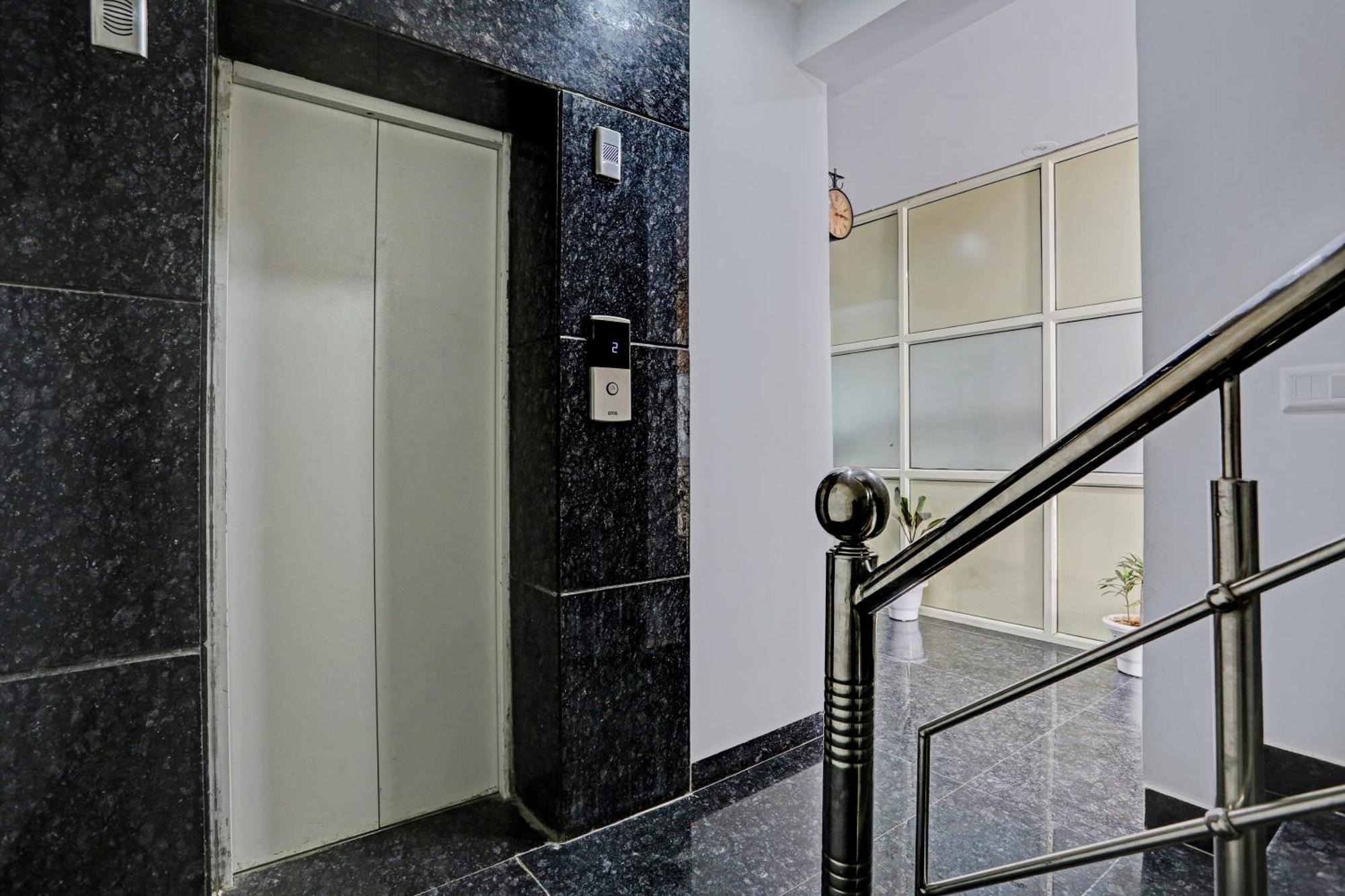 Hotel O Vikrant Residency Gurgaon Exteriör bild